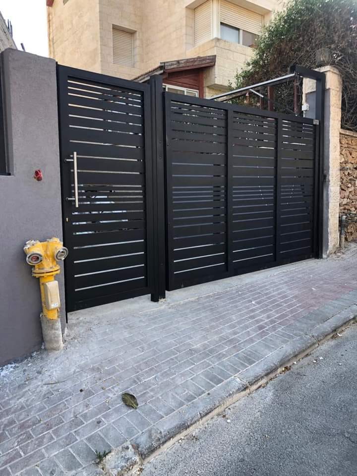 שער חשמלי מתרומם וגדר אלומיניום שחורה