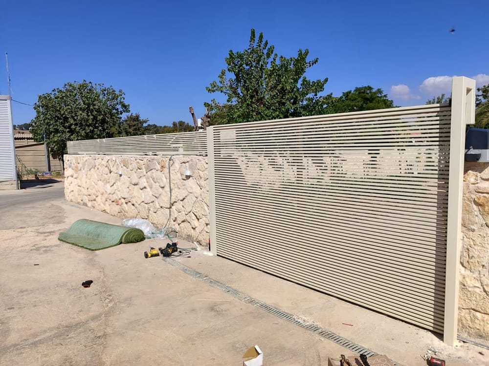 שער אלומיניום צף דגם הייטק