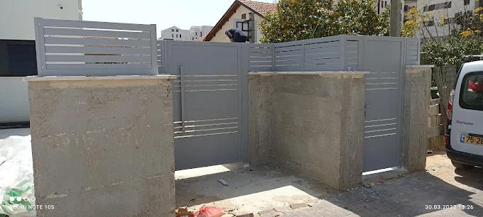 גדר ושער אלומיניום אפורים לחצר